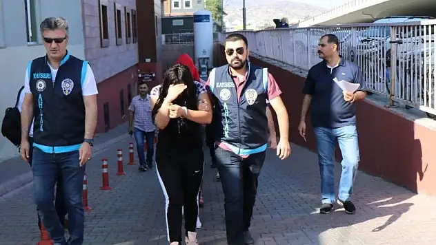 Fuhuş yapılan evlerin etrafına gözcü koyup komisyon vermişler