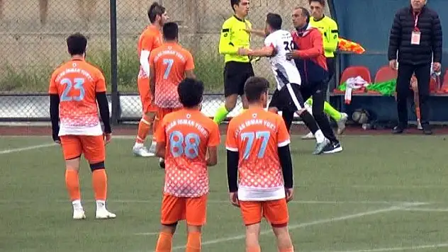 Futbolcu hakeme saldırdı!