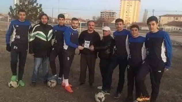 Futbolculardan Taraftara Plaket