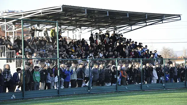 Futbolseverler stada akın etti