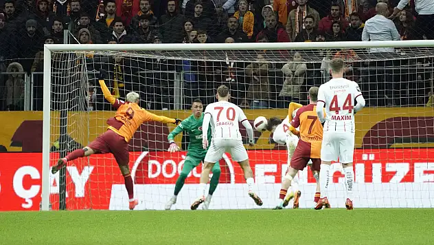 Gaalatasaray son nefeste Gaziantep FK'yı devirdi
