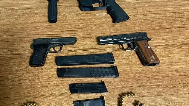 Gardıroptan cephanelik çıktı