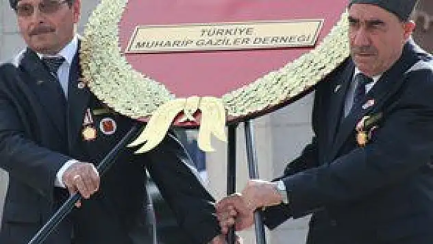 GAZİLER GÜNÜ'NDE ASILLARI VEKİLLER TEMSİL ETTİ