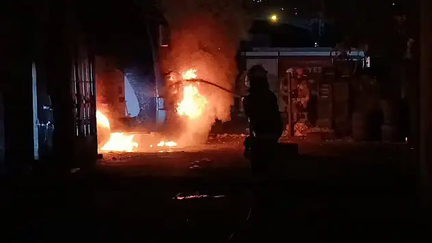 Otobüs yandı, şüpheli düzenek bekçilerin dikkatiyle engellendi
