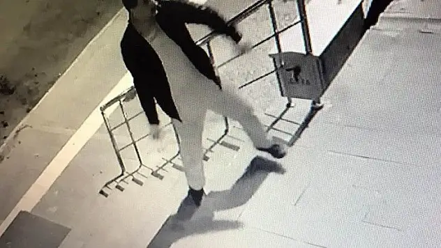 Gece yarısı altı dükkanın camlarını taşla indirdi