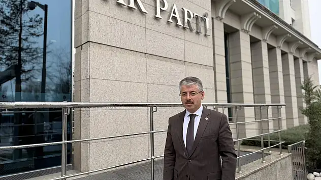 Gece yarısı çat kapı ziyaret! AK Partili Vekil nerede görüldü?