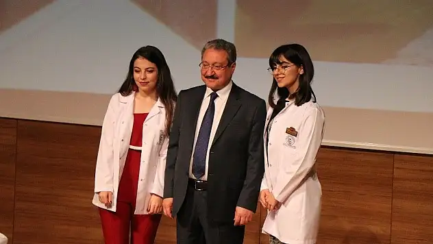 Geleceğin eczacıları 'Beyaz' önlüklerini giydi