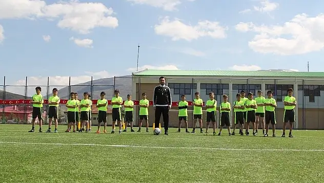 Geleceğin futbolcuları Yahyalı'da yetişiyor
