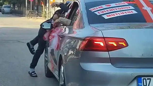 Gelin aracından verilen parayı beğenmeyince kaputta yolculuk yaptı
