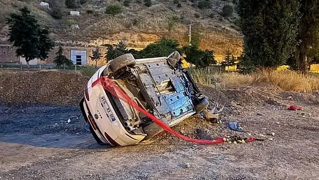 Düğün konvoyunda gelin arabası takla attı