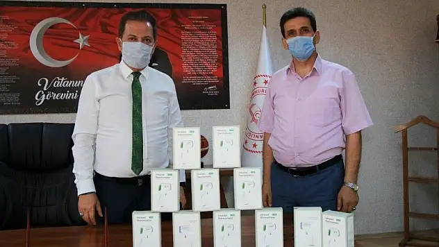 Genç avukat, ilk maaşıyla 11 adet ateş ölçüm cihazı alarak Milli Eğitim'e hediye etti
