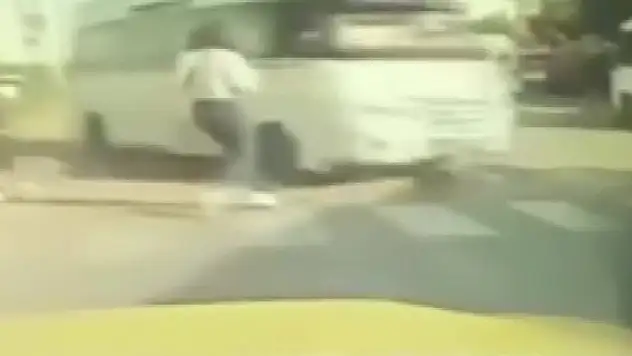 Minibüs refüjü aşıp 4 araca çarptı: Yaya kıl payı kurtuldu