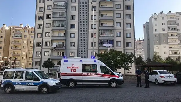Genç şahıs aparman boşluğunda kendini asarak intihar etti