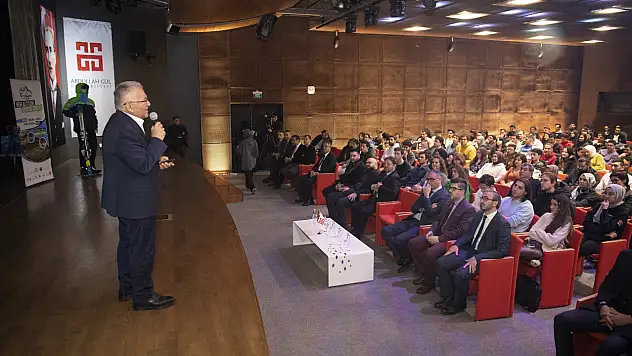 Gençlere yüzde 25 indirim, konferansta açıkladı