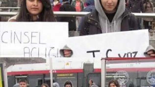 GENÇLERİN KAR ALTINDA ÖZGECAN EYLEMİ