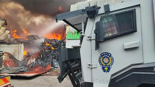 Geri dönüşüm fabrikasında yangın: Zehirli gaz alarmı
