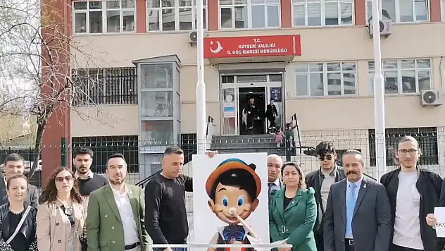 Göç İdaresi önünde ilginç olay : Pinokyo ile…