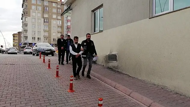 Göçmen kaçakçısı 2 kişi adliyeye sevk edildi