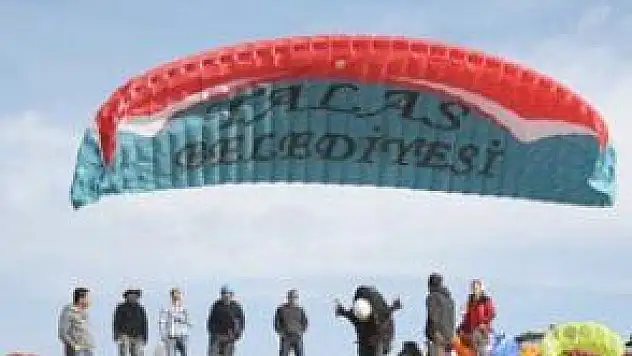 GÖKYÜZÜNDEKİ ÖZGÜRLÜĞE 14 PARAŞÜTÇÜ DAHA HAZIR