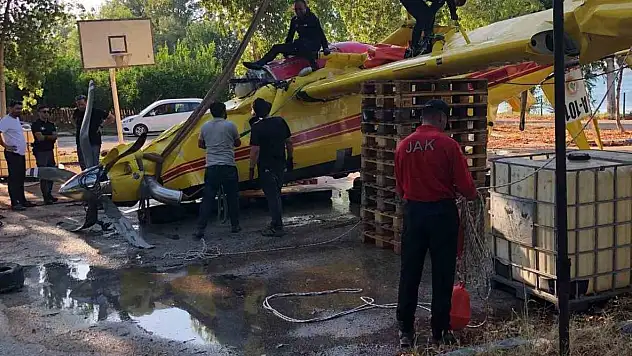 Göle düşen uçağın enkazının çıkartılma görüntüleri paylaşıldı