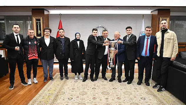 Gönül gözüyle gelen şampiyonluk! Kupa Başkan Büyükkılıç'a sunuldu