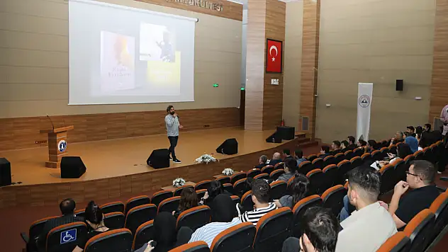 Gönüllere dokunan yazar ERÜ'de konferans verdi