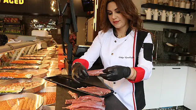 Görenler şaşkınlığını gizleyemiyor! İşte ilçenin tek kadın kasabı