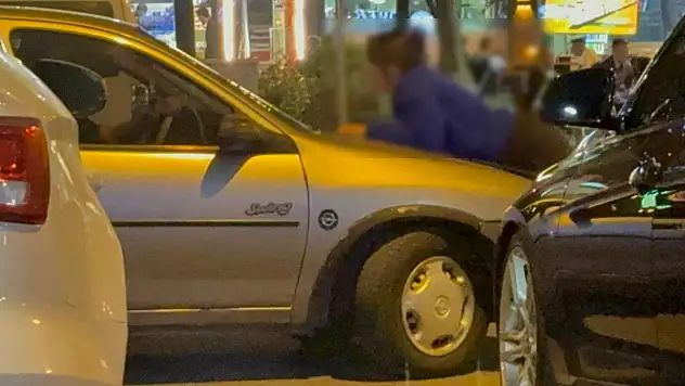 Görenler şaştı kaldı: Gitmek isteyen kocasını böyle engelledi!