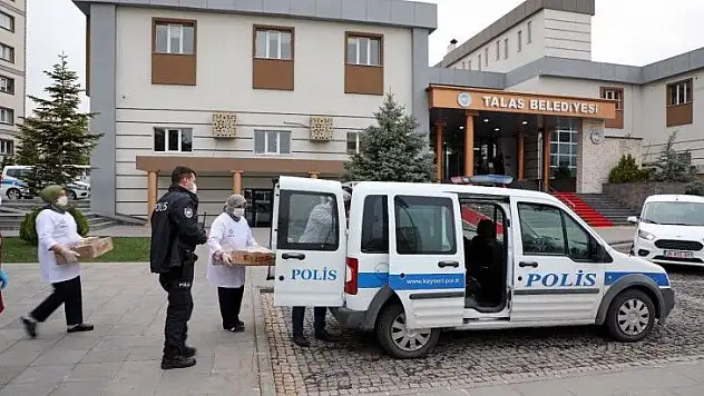 Görev başındaki polisleri unutmadılar...