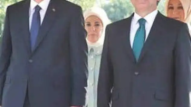 GÜL, ERDOĞAN'A AİLE GÖNDERMESİ Mİ YAPTI?
