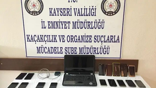 Gümrük kaçağı telefonları gizli bölmelere zulaladılar