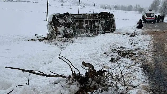 Sivas'ta öğrenci servisi devrildi: 14 yaralı