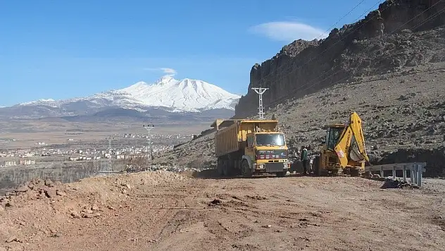 Güney Yukarı mahallesi yolu genişliyor