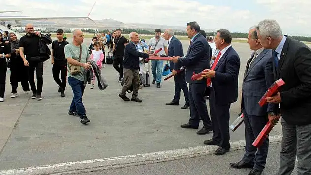 2 yıl sonra yeniden başladı! Havaalanında 151 kişiye çiçekli karşılama...