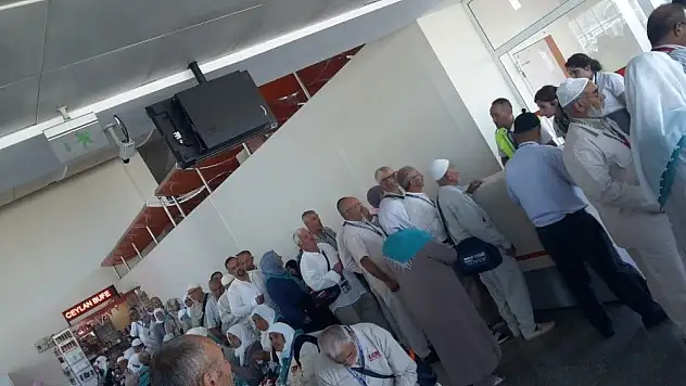 160 hacı adayı havaalanında mahsur kaldı