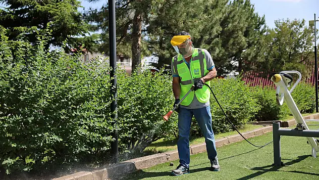 Hacılar Belediyesi'nden kene ve haşereye karşı yoğun ilaçlama
