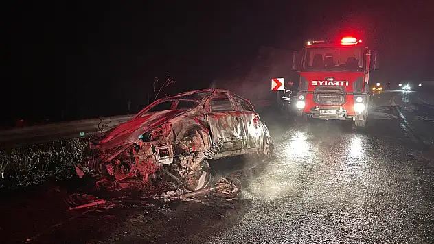 Hacılar'da can pazarı! Kafa kafaya çarpışan araçlar yandı