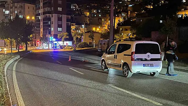Hafif ticari araç anne ve kızına çarptı