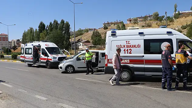 Hafif ticari araç ile otomobil çarpıştı, 6 kişi yaralandı