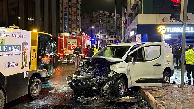 Kayseri'de hafif ticari araçla otomobil çarpıştı