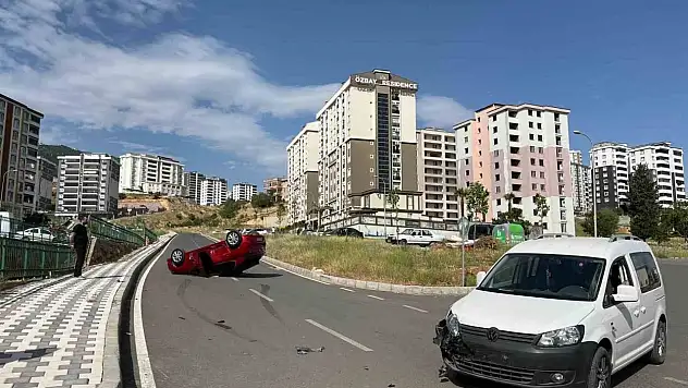 Hafif ticari araçla çarpışan otomobil takla attı