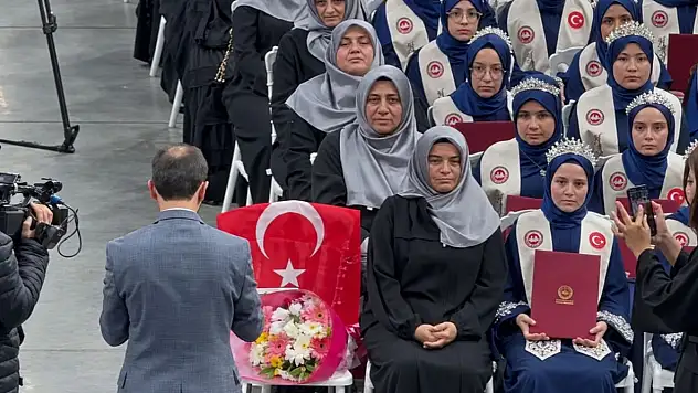 Kazada ölen genç hafızın sandalyesi ay yıldızlı al bayrakla süslendi