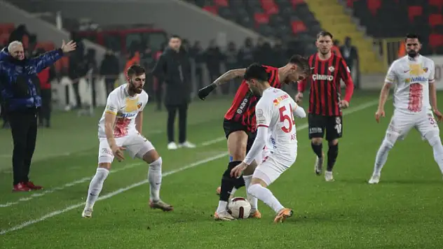 Hakem penaltı noktasını gösterdi