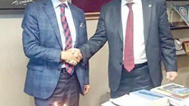 HALAÇOĞLU'NDAN DOĞUM GÜNÜ PASTALI KURULTAY MESAJI