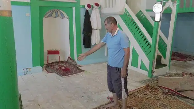 Camiden halıları çaldılar