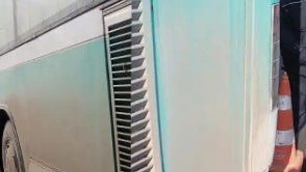 HALK OTOBÜSÜ ÇÖKEN ASFALTTA MAHSUR KALDI