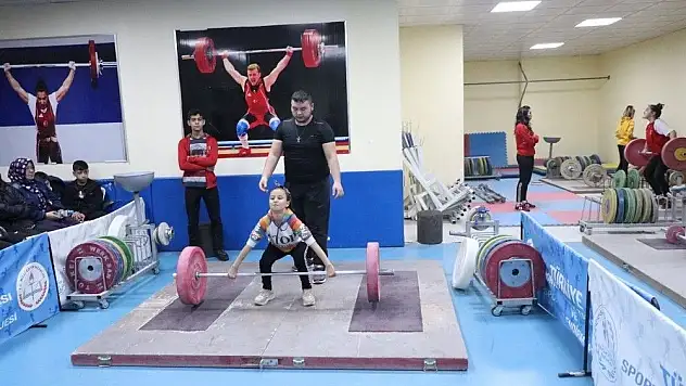 Halter heyecanı 50 sporcunun katılımıyla başladı
