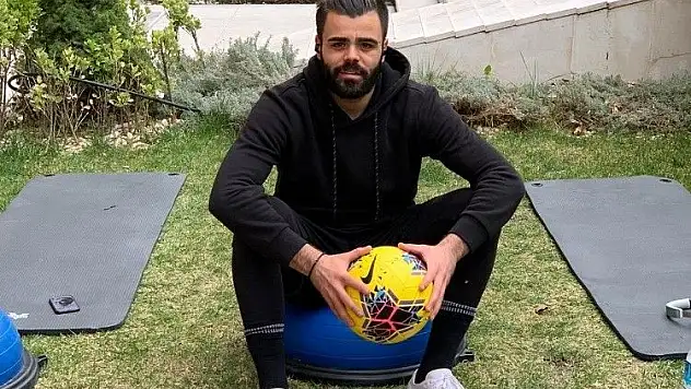 Hasan Hüseyin bahçede çalışıyor

