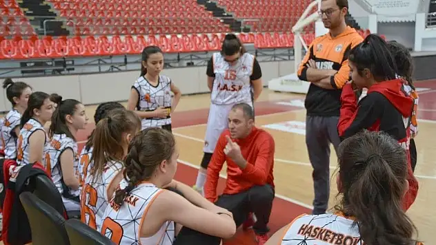Hasketbol'un kızlarından iki önemli derece
