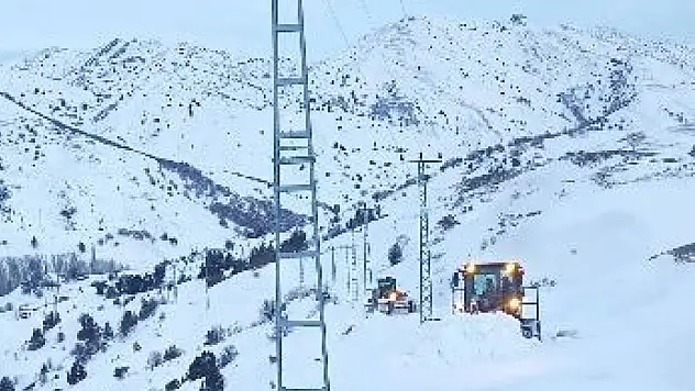 Karla kapalı yol açıldı, ambulans son anda köye ulaştı